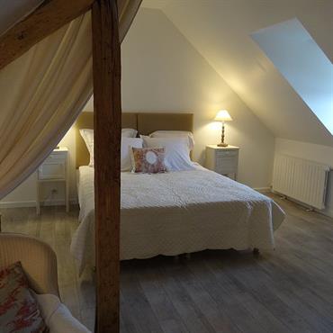 Sous les toits, la chambre lin invite au repos dans un décor délicat 