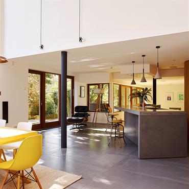 Ilot de cuisine, dalles de sol (1115m2) et snack bar en beton 
Produits :
Plateau ilot : Beton Lege® en 80mm d'epaisseur, decoupe de plaque de cuisson et d'evier sur-mesure
Facades et ...