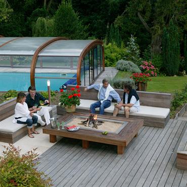 Une terrasse aménagée autour du feu 