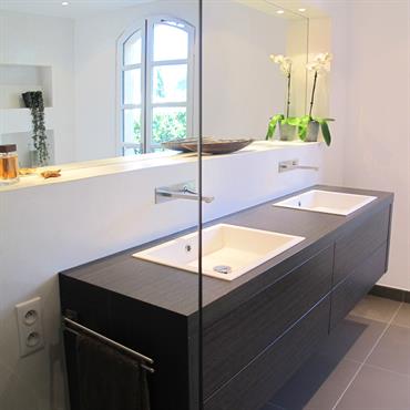 Salle de bain contemporaine, meuble vasque en bois foncé, murs blancs 