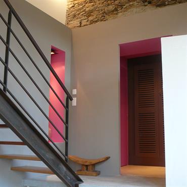 Arrivée d'escalier. Murs blancs et roses 