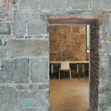 Entrée en pierres et briques apparentes, mobilier contemporain épuré 