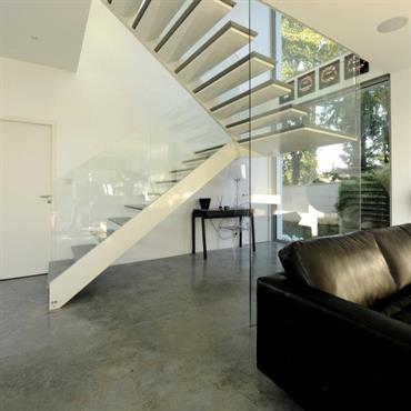 Escalier suspendu avec garde corps en verre  