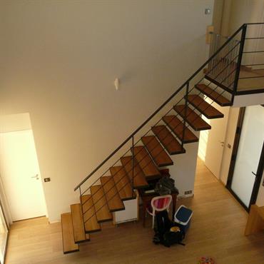 Escalier ajouré en bois, marches en porte-à-faux 