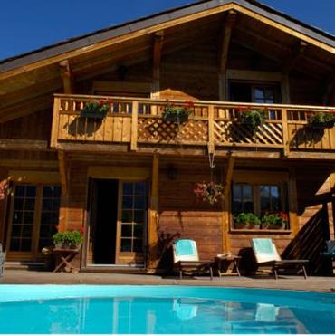 Maison de style chalet avec piscine et terrasse 