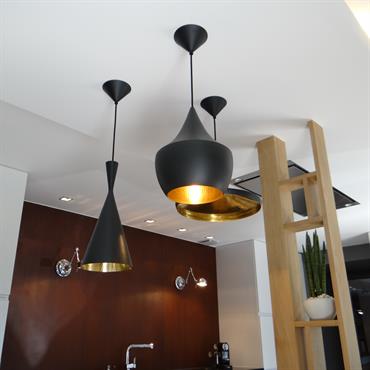 Gros plan sur les suspensions design noires et or Gros plan sur les suspensions design noires et or