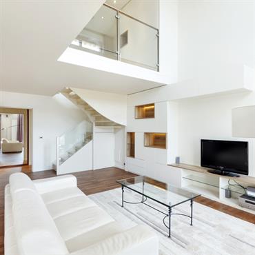 L’architecte d’intérieur a su répondre efficacement aux besoins de ses Clients, qui ont souhaité une ambiance épuré, élégante et sobre. Le blanc présent dans tout l’appartement a été la solution ...