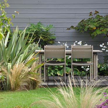 Petit jardin de ville paysagé avec sa terrasse en bois