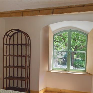 Peinture verte d'eau et étagère en rotin