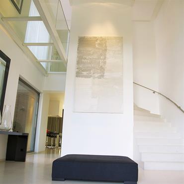 Entrée double hauteur et mezzanine en verre 