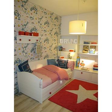 Chambre d'enfant avec lit équipé de tiroirs et meuble de rangement