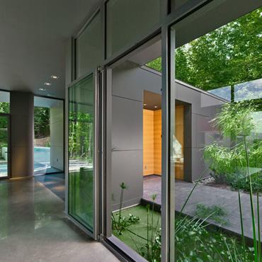 La profusion de baies vitrées fait la liaison avec les espaces extérieurs architecturés