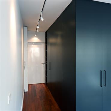 L'écrin noir regroupe sur 3,93m2 la cuisine, la salle d'eau et les toilettes. Il délimite tout les espaces du studio : l'entrée, la pièce de vie, et l'espace de couchage. ...