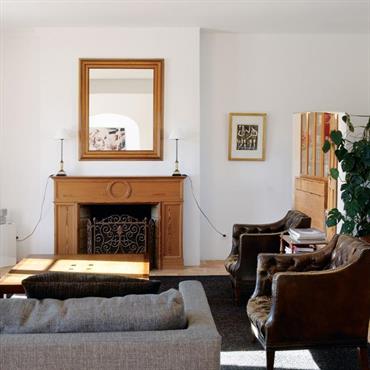 Dans le salon, un enduit blanc aux murs autorise le mélange des styles décoratifs sans charger visuellement la pièce. 