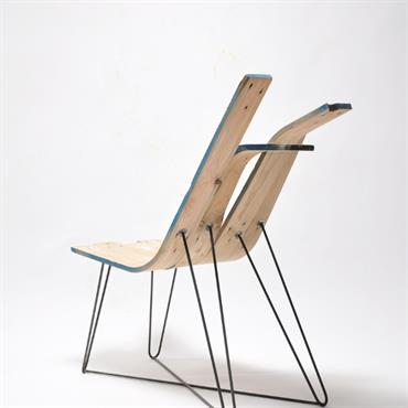 Chaise en bois cintré. Bois de palette, piétement en acier noir. 