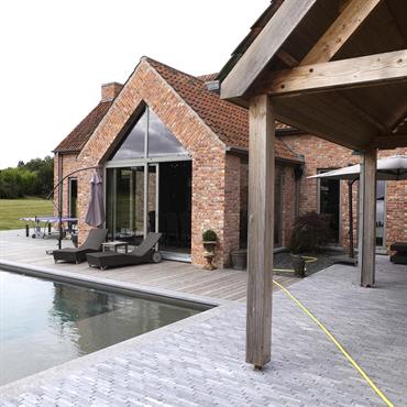 Extérieur maison brique et piscine 