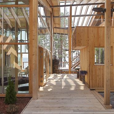 La passerelle entre salon et sauna 