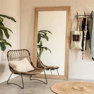 Miroir en bois. De 90x150cm, ce grand miroir rectangulaire en impose par sa taille. A l'horizontal ou à la verticale, ce miroir déco habille avec caractère un pan de mur. ...