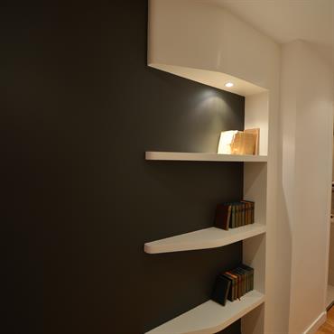 Une bibliothèque dans un couloir 