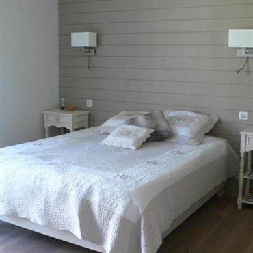Chambre couleur gris et bois lumineuse  