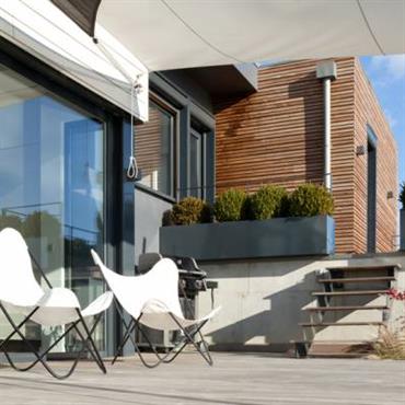 Terrasse d'une villa contemporaine à ossature bois 