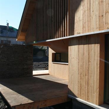 Terrasse protégée d'une paroi en pierres 