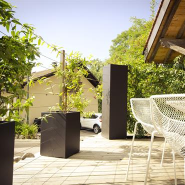 Terrasse avec clôture végétalisée 