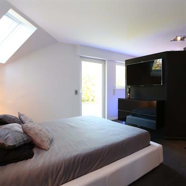 Une chambre moderne et confortable avec une demi cloison séparatrice