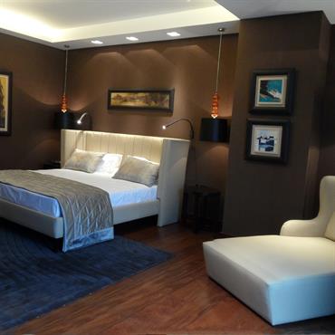 Chambre adultes moderne. Dominante de marron, lumière diffuse blanche  