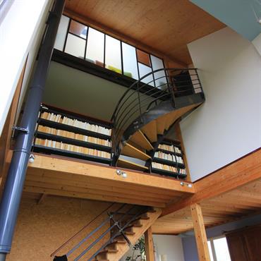 Grand volume au dessus du salon, escalier droit puis hélicoïdal. 