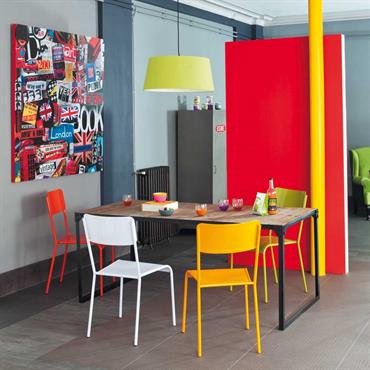 Aménagez une salle à manger authentique et conviviale avec la table à manger indus en sapin et métal DOCKS ! Inspirée du style factory, elle vous permettra de réunir votre ...
