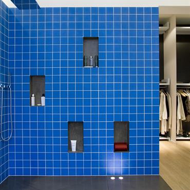 Douche italienne avec carrelage en verre teinté à l’acide bleu royal