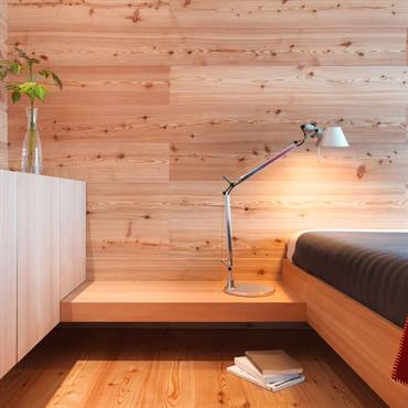Chambre double en bois. Sol et mur et mobilier en pin. 