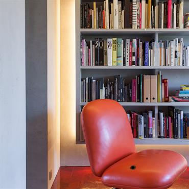 Appartement Paris 13ème. Réalisation « Concrete flat » - habillage des murs et plafond, de la bibliothèque suspendue, plan de travail de cuisine et de la porte.

Produits :
Murs et plafond ...
