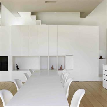 Salle à manger design blanche avec table rectangulaire blanche et chaises design blanches
