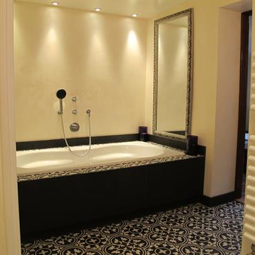 Bain Bain, carrelage ancien noir et blanc