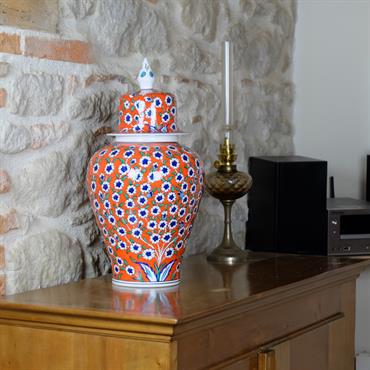 Jarre en céramique d'Iznik décoré d'un prunus en fleur