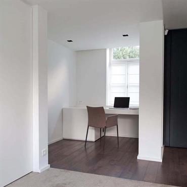 Coin bureau zen avec ses murs blancs et son parquet foncé