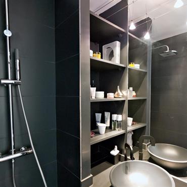 Mini salle d'eau : Longueur  125cm largeur 120cm avec une grande douche de 70 x 125 une vasque, un grand miroir et des rangements. 