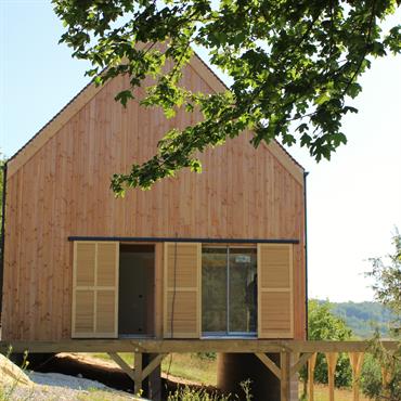 Maison en bois à flanc de colline 