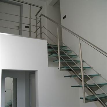 Escalier à structure métallique, marches en verre 