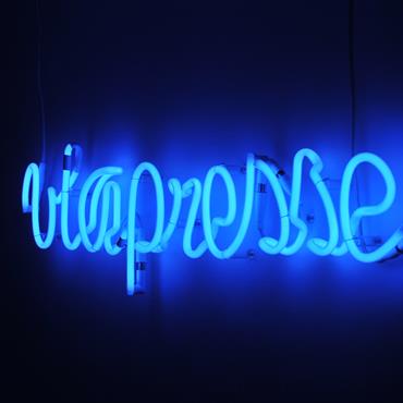 Logo de la société crée spécifiquement en tube fluo. Placé dans le hall d’accueil il diffuse sa lumière bleutée.  
