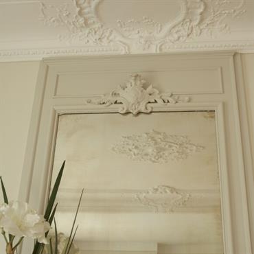 Rénovation et mise en valeur des moulures au plafond 