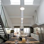 Îlot de cuisine en longueur ponctué de suspension lumineuses blanches