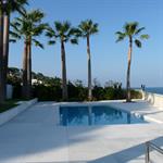 Un jardin moderne entre ciel et mer