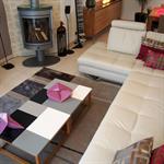 Salon moderne avec poêle à bois