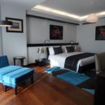 Chambre moderne avec coin salon et bureau