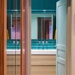 Salle de bain avec carreaux métro en verre et meuble sous vasque suspendu en bois