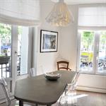 Cuisine lumineuse avec coin repas