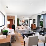 Salon moderne ouvert sur le jardin